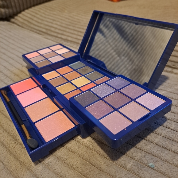 Glow up, Glim up.  Avon makeup mega palette 🎨. - Picture 2 of 11
